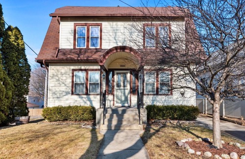 Bay View House | Modern 1 Bedroom Unit Near Central Bay View MKE