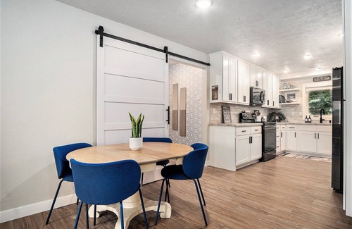 Madison House | Modern 1 Level - Dog Friendly - King Bed Suite - 3 TVs - Private Fenced Yard
