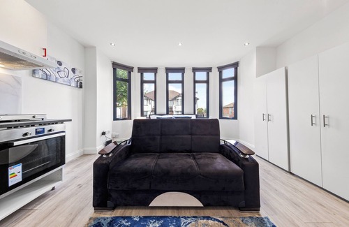 West Hendon Apartment | Modern 1BDR Studio - 30 mins to LDN - Sleeps 3