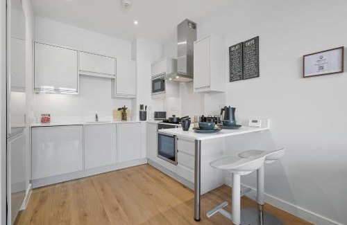Potters Bar Apartment | Modern 1BR Above Train to Kings Cross