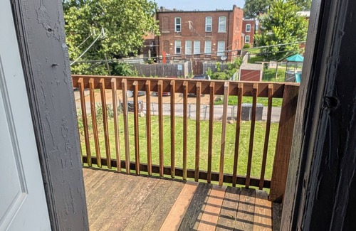 St. Louis Condo | Modern 1BR/B in Quiet St. Louis 4-Plex close to major hospitals & attractions.