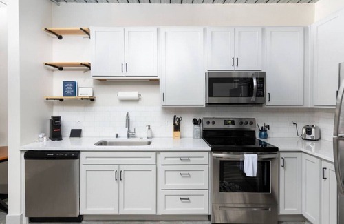 Westown Apartment | Modern 1BR Close to Fiserv with Parking