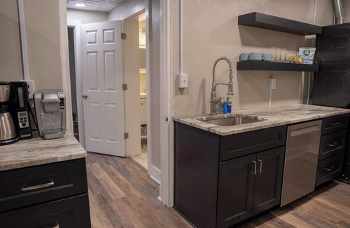 Roanoke Apartment | Modern 1BR - No Stairs - Quiet & Safe - Park Easy