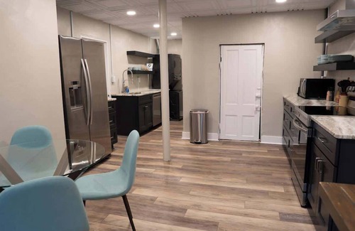 Roanoke Apartment | Modern 1BR - No Stairs - Quiet & Safe - Park Easy