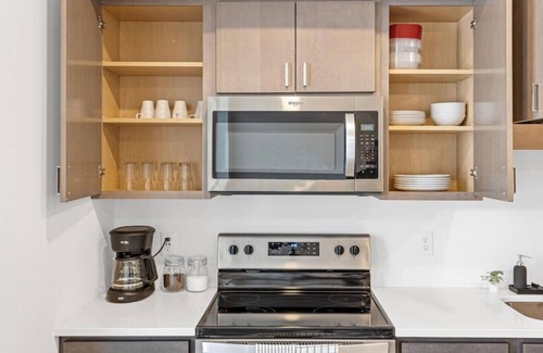 Riverview Apartment | Modern 1BR Skyline Views Rooftop + Pool