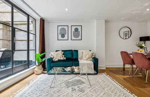 The City of London Apartment | Modern 1BR with Patio in the Heart of Holborn