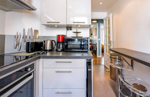 Montmartre Apartment | Modern 2 Bdr Apt 2 queen size beds Up to 6 guests optional parking rental CAR