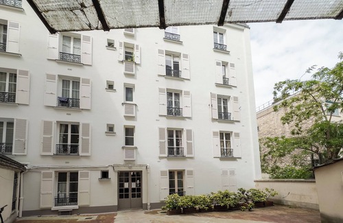 Montmartre Apartment | Modern 2 Bdr Apt 2 queen size beds Up to 6 guests optional parking rental CAR