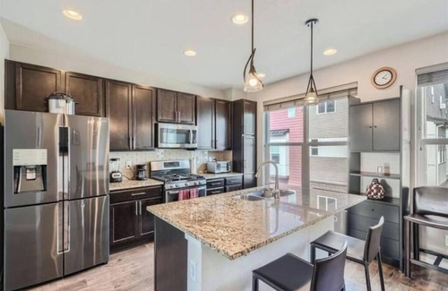 Broomfield House | Modern 2 BDR Townhome in Broomfield