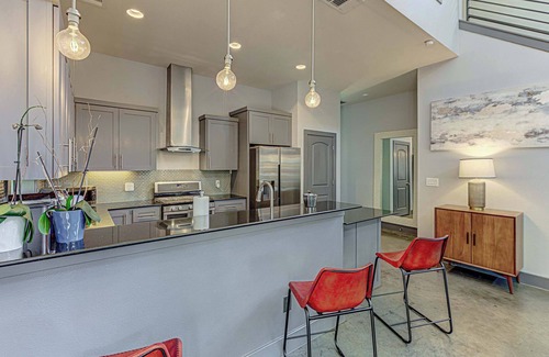 Govalle House | Modern 2 BDR w/Loft and Private Cocktail Pool!
