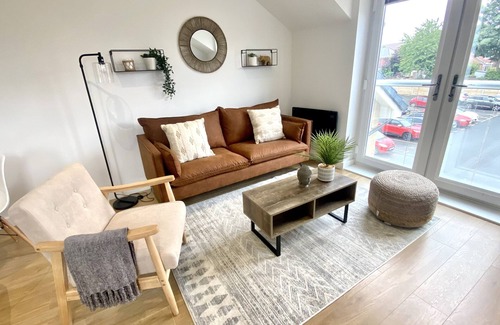 High Hazels Apartment | Modern 2 Bed Apartment/Free Parking/Near City/Self-Check In