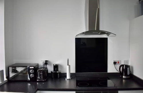 Aston Apartment | Modern 2 Bed Flat | Free Parking | Weekly Discount