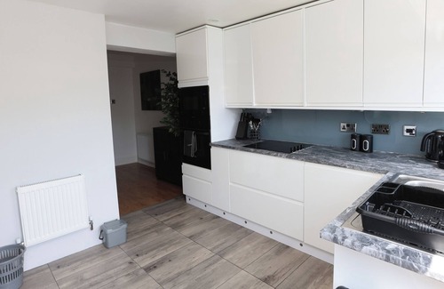 Enfield Highway House | Modern 2 bed house in Enfield with private driveway parking