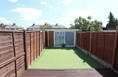 Enfield Highway House | Modern 2 bed house in Enfield with private driveway parking