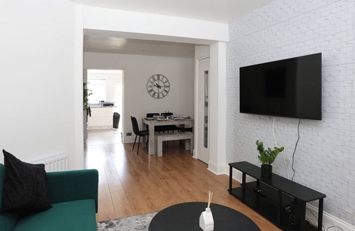 Enfield Highway House | Modern 2 bed house in Enfield with private driveway parking