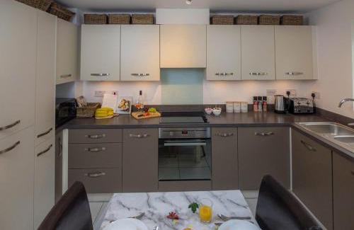 Nottingham House | Modern 2 Bed House with Parking and Garden