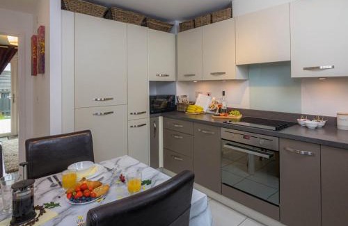 Nottingham House | Modern 2 Bed House with Parking and Garden