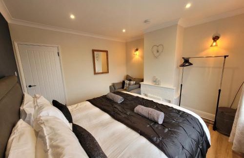 Clacton-on-Sea House | Modern 2 bed pet friendly Bungalow near countryside and a short drive to seafront- with large private garden by Catchpole Stays