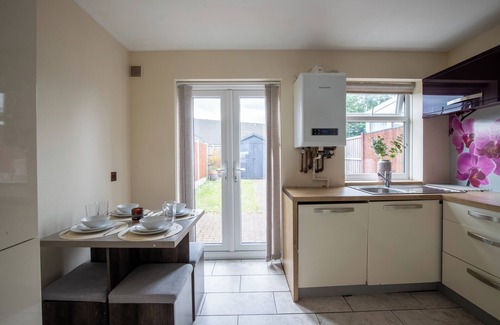 Wednesbury House | Modern 2-Bed w/Garden, Fast WiFi & Parking | Ideal for Contractors & Families
