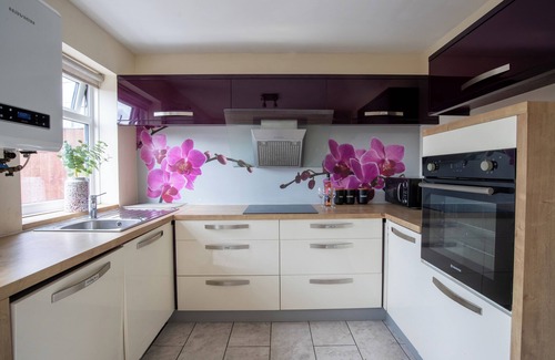 Wednesbury House | Modern 2-Bed w/Garden, Fast WiFi & Parking | Ideal for Contractors & Families
