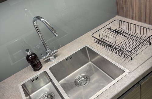 Cantelowes Apartment | MODERN 2 BEDROOM 2 BATH APARTMENT - CONTRACTORS/LONG STAYS DISCOUNT