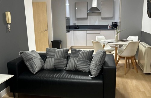 Basingstoke Apartment | Modern 2-Bedroom Apartment Level Access Central walk to Station Festival Place & The Avil Theatre