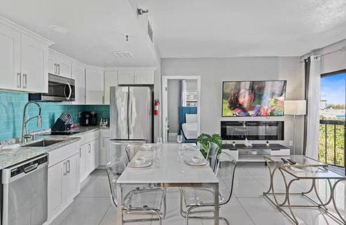 Florida Center Apartment | Modern 2-Bedroom Enclave Condo Retreat