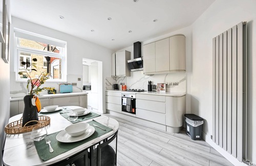 Furzedown House | Modern 2 Bedroom House-Sleeps 6-Close to Tube & Tooting Bec