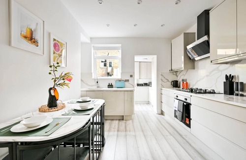 Furzedown House | Modern 2 Bedroom House-Sleeps 6-Close to Tube & Tooting Bec