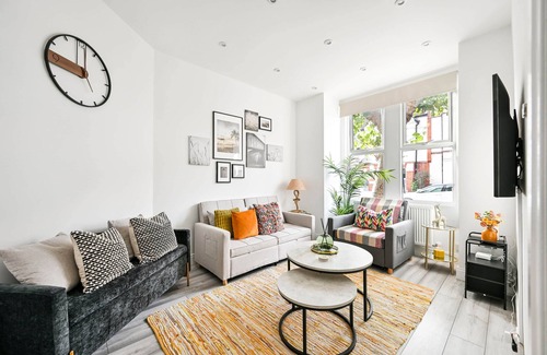 Furzedown House | Modern 2 Bedroom House-Sleeps 6-Close to Tube & Tooting Bec