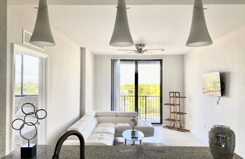 Coral Terrace Apartment | Modern 2 BR condo with downtown and city views