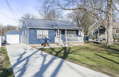 Terre Haute House | Modern, 2BD/1BA, 10 Mins To Hosp, Pet Friendly