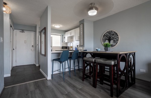 McCully - Moiliili Condo | Modern 2bdrm condo in Waikiki with full kitchen and convenient free parking.