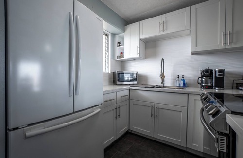 McCully - Moiliili Condo | Modern 2bdrm condo in Waikiki with full kitchen and convenient free parking.