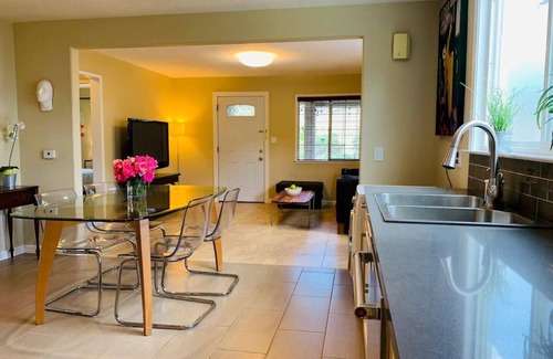 Willow Glen House | Modern 2Bed/1Bath bungalow style suite in Willow Glen