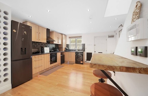 North Woolwich House | Modern 2Bed Home Driveway & Garden | London E16