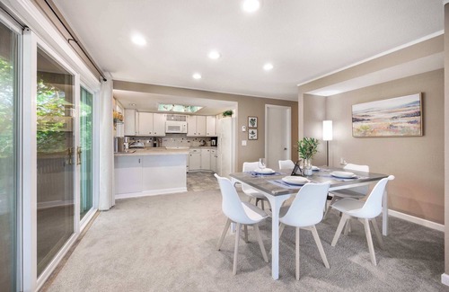 Moss Bay Apartment | Modern 2BR/2BA Kirkland Home, Walk to Beach Park