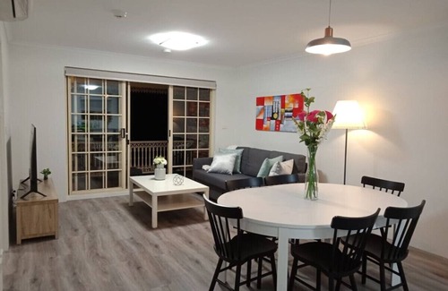 Manuka Apartment | Modern 2BR Apartment/Parking in Griffith