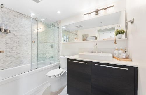 Crosstown Apartment | Modern 2BR Apartment with City Views near Rogers Arena