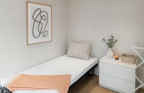 Crosstown Apartment | Modern 2BR Apartment with City Views near Rogers Arena