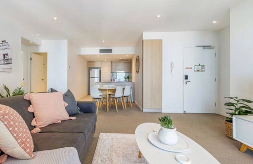 Broadbeach Condo | Modern 2BR Broadbeach - Ocean & Hinterland Views