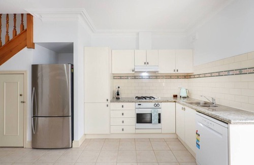 North Melbourne House | Modern 2BR City Home w/Backyard 2 Mins Walk to Queen Vic Market Free Tram Zone Fast WiFi Hotel-Grade Linen Full Kitchen Perfect for Families & Business Travel