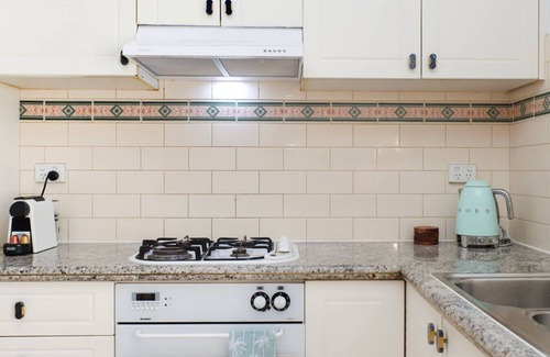 North Melbourne House | Modern 2BR City Home w/Backyard 2 Mins Walk to Queen Vic Market Free Tram Zone Fast WiFi Hotel-Grade Linen Full Kitchen Perfect for Families & Business Travel