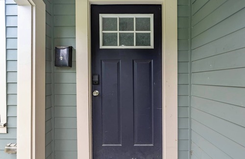 Near Northside Apartment | Modern 2BR City-Center Apt – 10 min to Downtown | Free Parking & WiFi