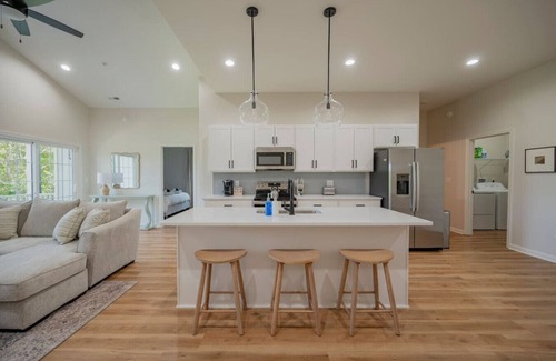 Lynchburg Condo | Modern 2BR Condo | *Near LU* | Wi-Fi & Smart TVs