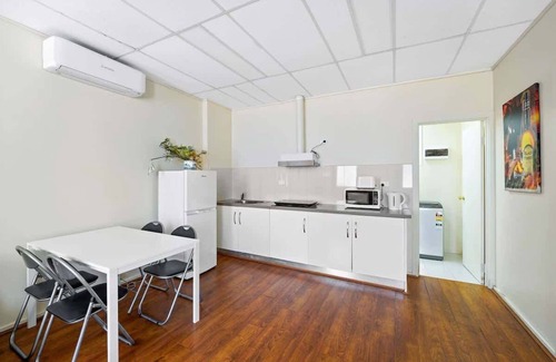 Huntingdale House | Modern 2BR home at Huntingdale