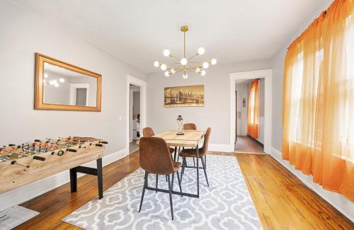 Southside Apartment | Modern 2BR Mins to Univ, Zoo, Destiny, Downtown