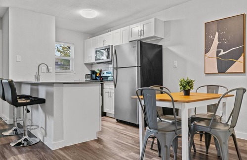 North University Apartment | Modern 2BR Near UT Hyde Park Evonify