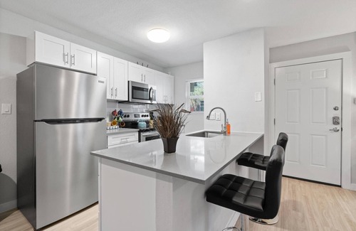 North University Apartment | Modern 2BR Near UT Hyde Park Evonify