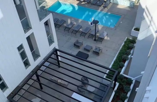 Del Rey Apartment | Modern 2BR Penthouse with Gym, Rooftop Pool, Patio & great View -Venice/MDR
